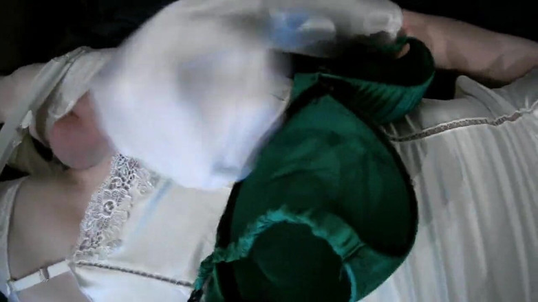 Leatransteen: Masturbate and cum in green bra