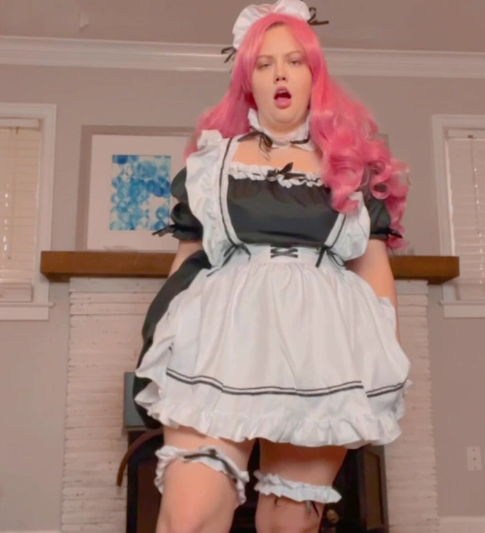 Dirtysecret: नौकरानी पोशाक में लड़की चार बार फुहार छोड़ रही है