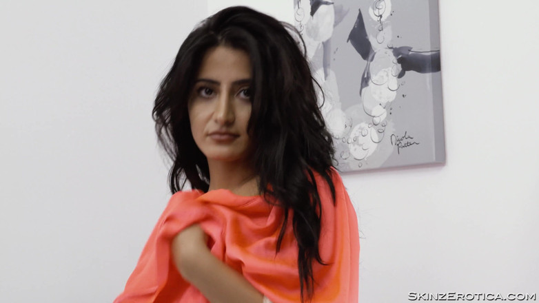 Skinz Erotica: Geil harig Arabisch meisje komt klaar in bed