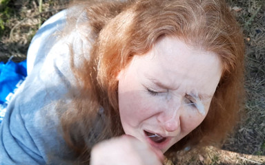 Curly_Dreams: Punheta rápida com inseminação facial na floresta