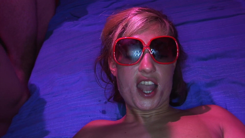 Spank-Bang: Haar eerste bondage-gangbang