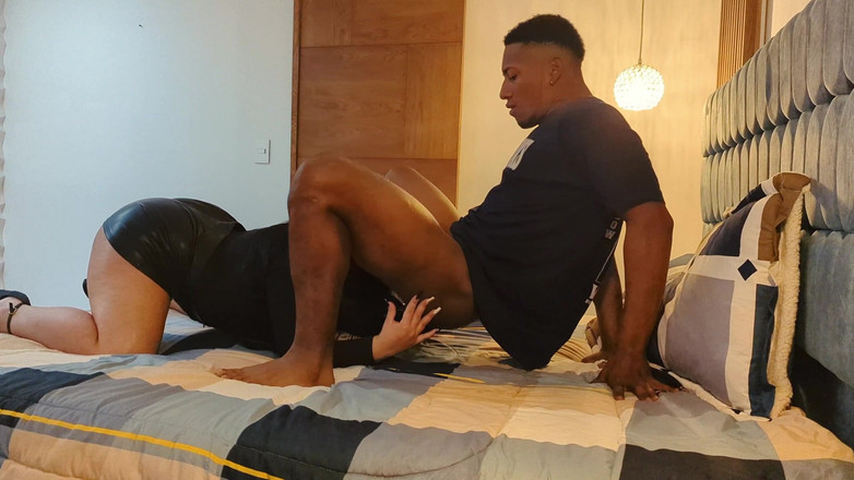 Anotonella-jones: Znajduję chłopaka mojego najlepszego przyjaciela w jego pokoju i wchodzę...