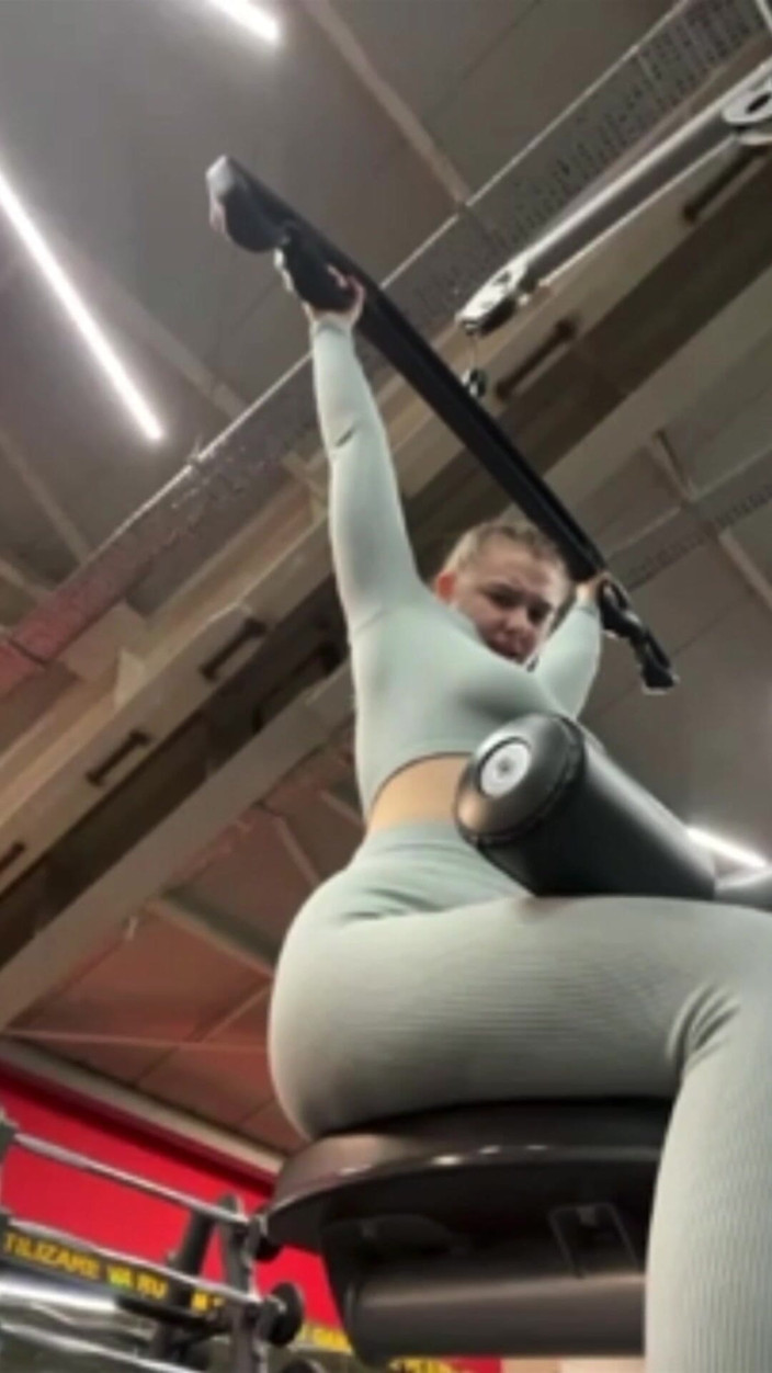 JuiceLussie: Baise déjantée dans la salle de sport