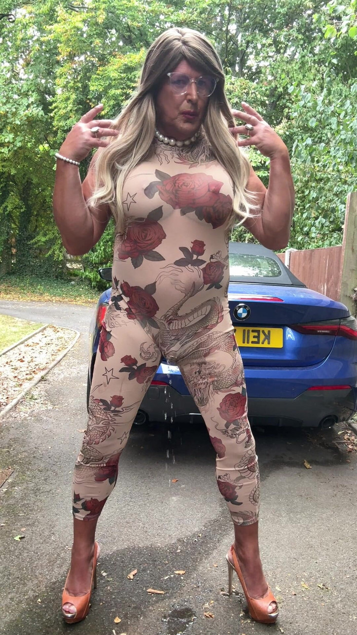 Kellycd2022: セクシーなクロスドレッサーKellycd2022でセクシーなフローラルキャットスーツとヒールが見て