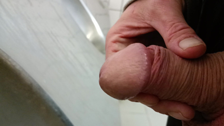 Rockardglans: Två laster på Urinals närbild Stor kuk avtar och kommer...