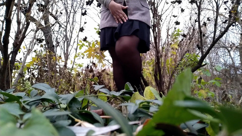 OurFetishLife: Zralá MILFka v punčochách čůrá při podřepu