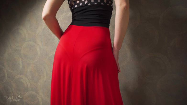 Teasecombo 4K: Tante hot dengan gaun ketat menggoda dengan stoking tembus pandang