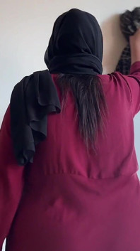 Une femme de ménage arabe de l’hôtel nettoie ma chambre et me montre son énorme cul et ses seins énormes !