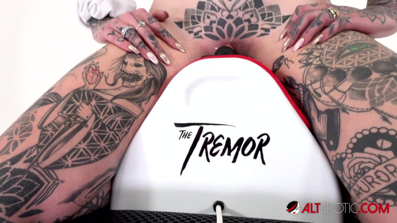 Alt Erotic: Татуированная Amber Luke скачет на дрожке в первый раз