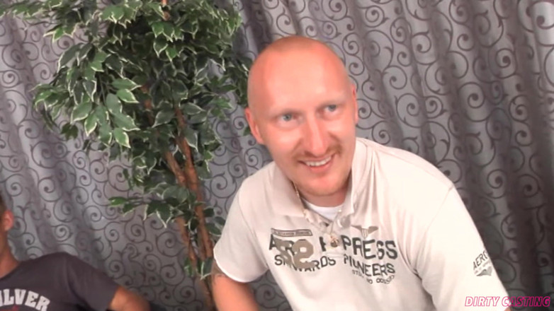 Czech Pornzone: Un jeune couple amateur fait un trio porno excité