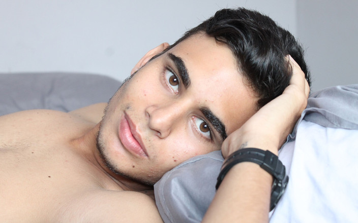 Latino boys porn: Elle suce un beau jeune garçon