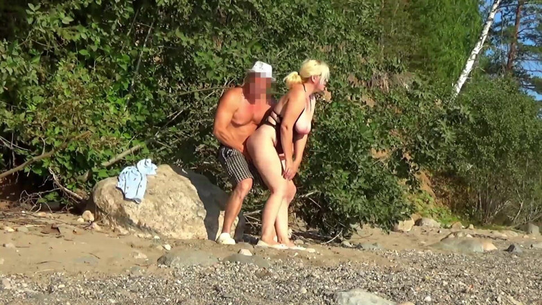 StrongSrg: Sbírání sexy MILF na pobřeží
