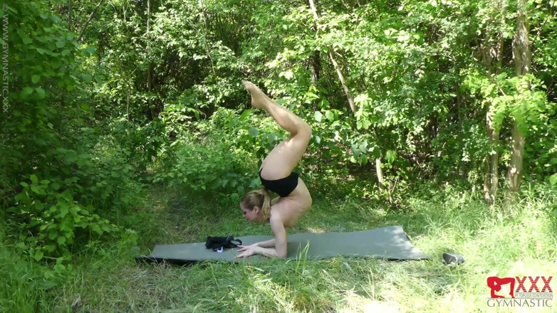 Gymnastic: Ballerina im wald