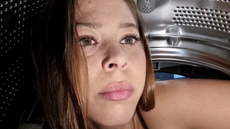 Holycandy: Çamaşır makinesinde sıkışan sikişiyor ve emiyor