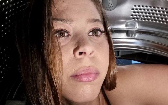 Holycandy: Çamaşır makinesinde sıkışan sikişiyor ve emiyor