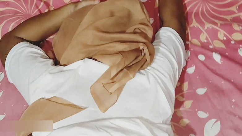 Pasutri indo: Una estudiante usando hijab tuvo relaciones sexuales con su maestra