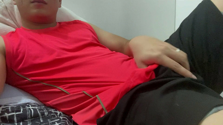 Tomas Styl: Jovem brinca com seu brinquedo na sala e é pego