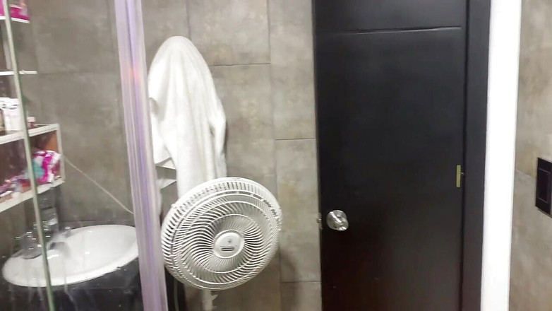 Yeison: Abang tiriku lagi mandi, jadi aku pergi ke kamar mandi...