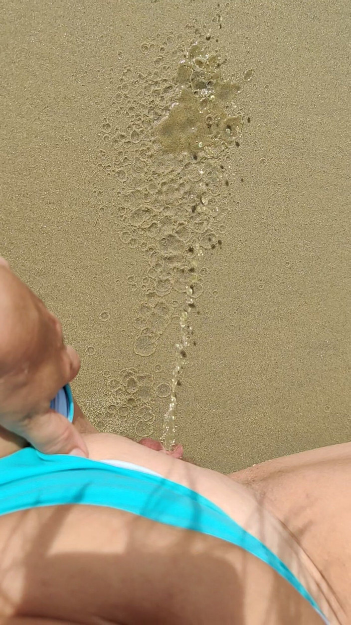 Abella Love: 핫한 오줌 POV: 수영 후 오줌 싸는 밀프