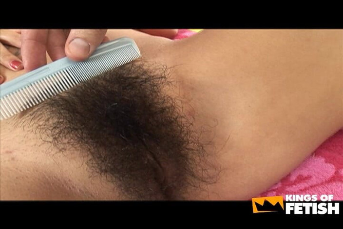 Asian Market: Asiatisk tonåring sprutar medan hon får hennes buske knullad djupt