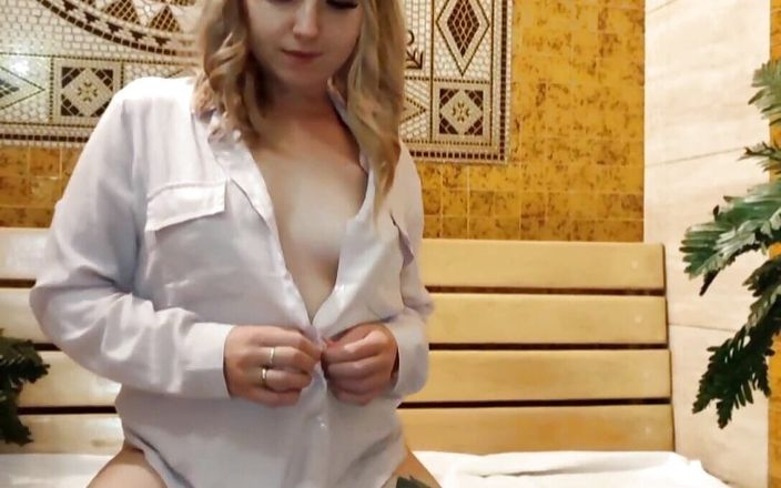 Loona_Sex: 18+少女在镜头前自慰并高潮