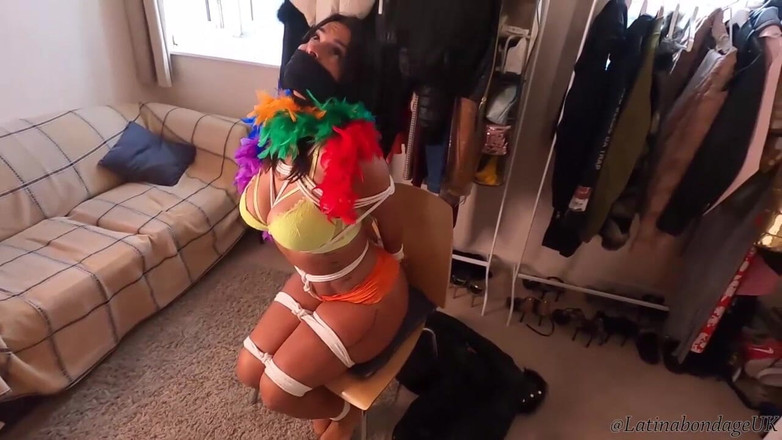 Latina Fetish: Latina gefesselt, eng und geknebelt mit verschiedenen knebeln! Während Sie...