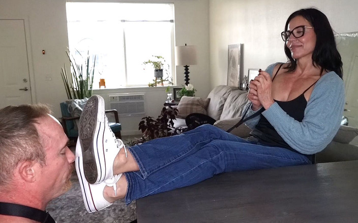 Goddess zephy: Polizaj psa Shht z dna mojego trampka !! (Yes, It's Real) lizać...