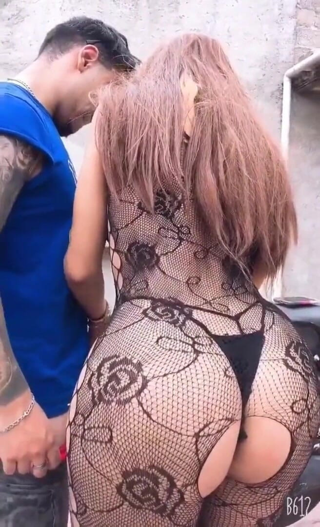 Barbietransxxxx: 彼はバイクで私を拾い、私たちは路上で冒険をしています