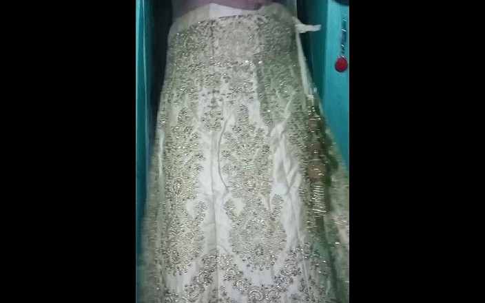 Gaurisissy: Travestito gay indiano in golden Lehanga