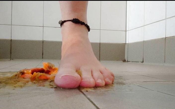 Carmen_Nylonjunge: Sticky feet in the shower