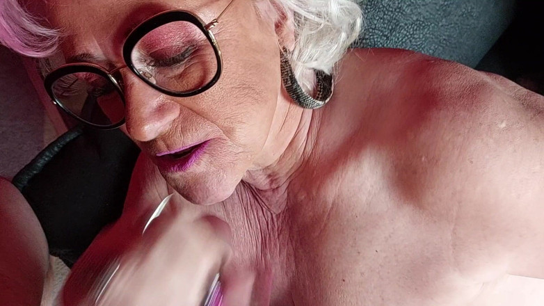 PureVicky66: Geile oma vingert nat poesje tot schuddend orgasme