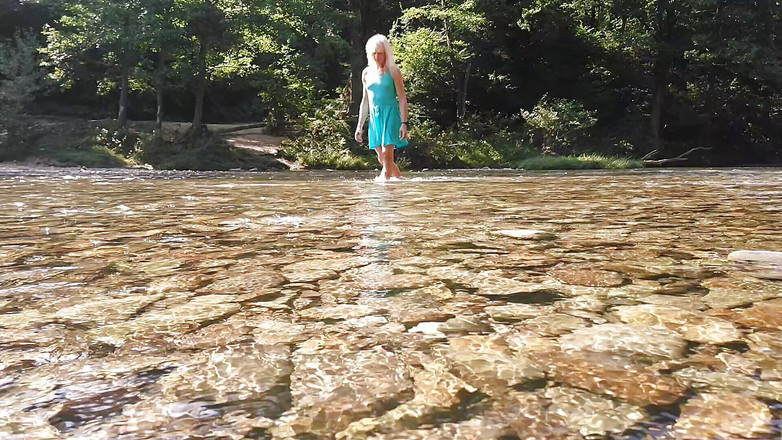 Alexa Cosmic: Sexy T-dívka plavání v horské řece a smáčení teal letních šatů ...