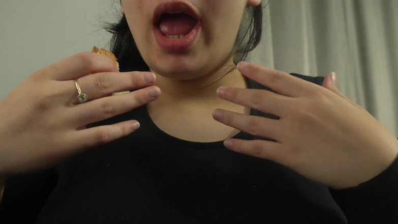 AmayaMori: Chewing Gum While Eating? You Won’t Believe This Habit!”