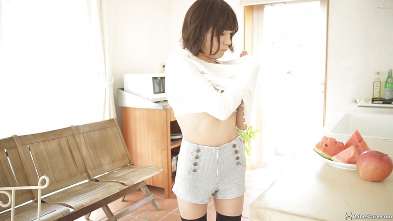 Babe Stare: 女子大生アジアのひよこはカメラの前で自慰行為をする