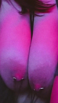O matură sexy incitantă se joacă cu țâțele cu piercing