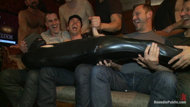 Bound in public: Grote pik slaaf wordt publiekelijk vernederd en betrapt op het...