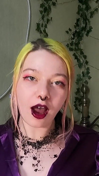 Plakkerige kust rode lippenstift over zijn borst