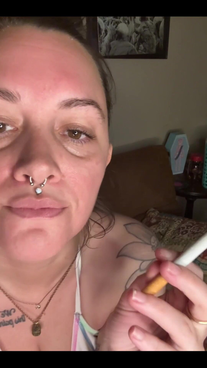 Chery Trees: Chery Trees hút thuốc trong bộ bikini