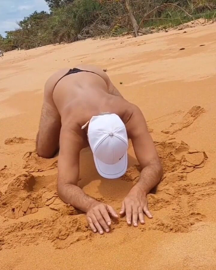 Ladysilvas: Ladysilva crossdresser rất đĩ trên bãi biển trong quần lót thật...