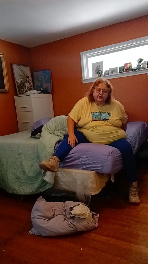 BBW nurse Vicki adventures with friends: Stinky Tennis Shoes Pewwwee