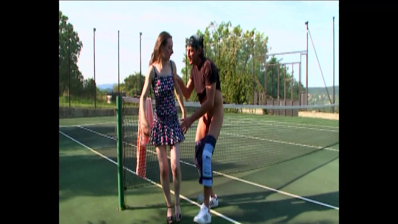 Vintage Movies XXX Best of: 체육관에서 항문과 성기를 함께 삼인조로 얻습니다.