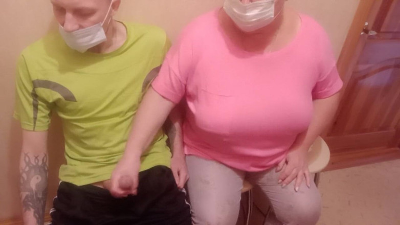 Zona901: A woman jerks off my cock in the waiting room