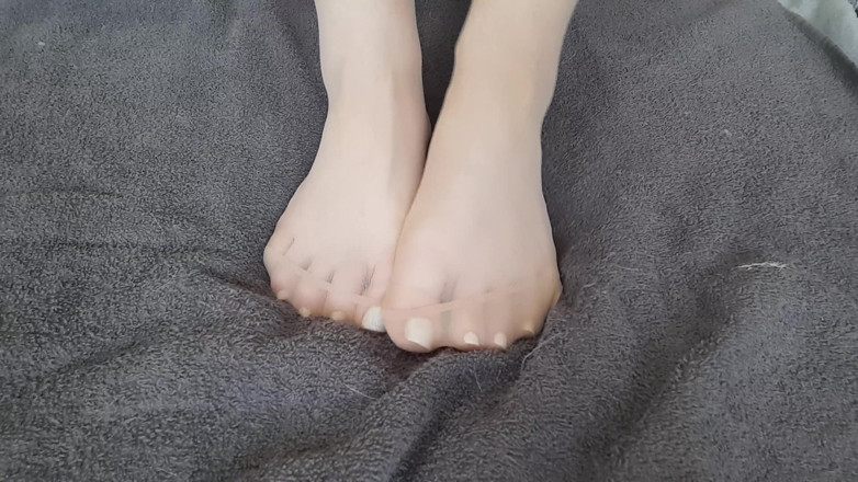 Curly_Dreams: I'll Show You My Nylon Feet