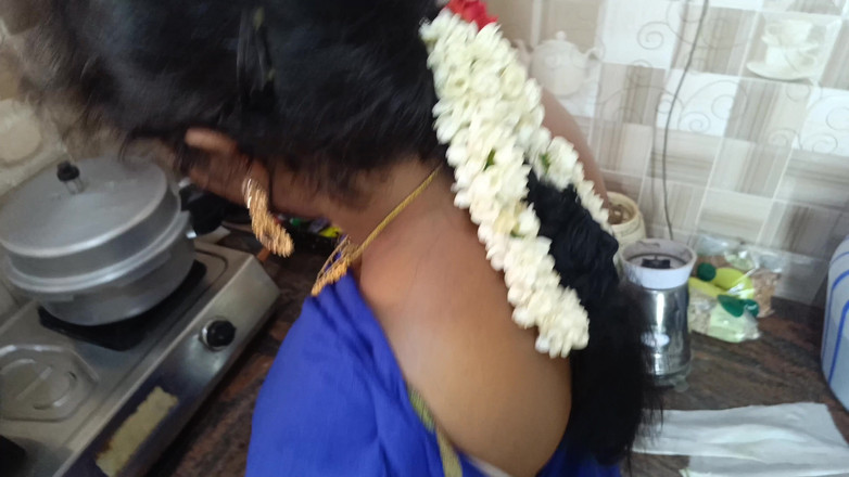 Inba: Žena v domácnosti a služka trojka v kuchyni 1