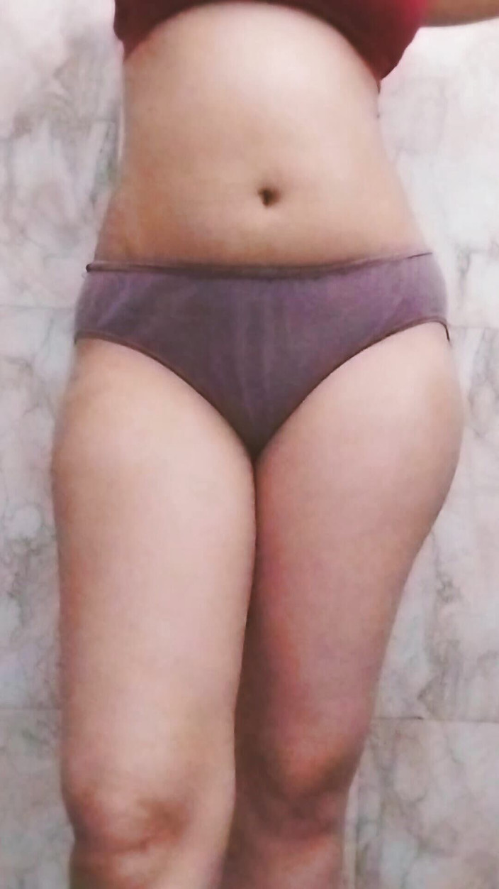 Riyathakur: 継父は継娘が裸になるのを見ました