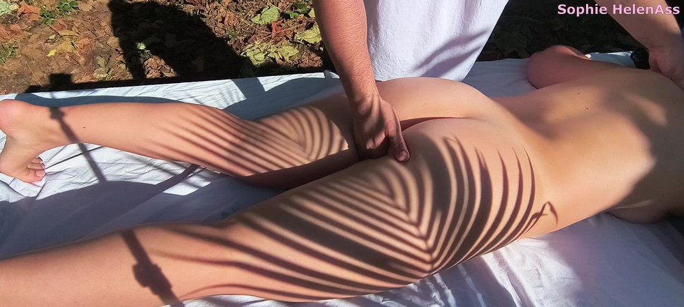 Sophie HelenAss: Une blonde sexy trompe son mari avec la masseuse !