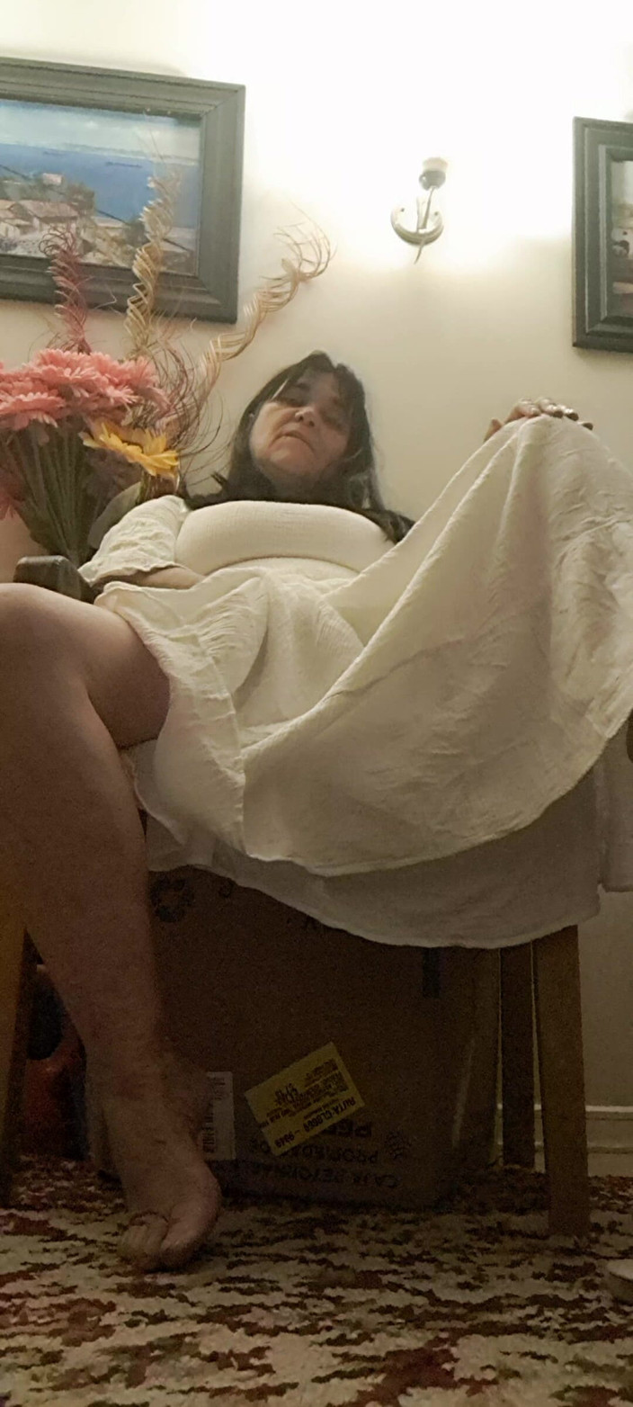 Mommy big hairy pussy: 드레스 아래의 것을 만지고 시음