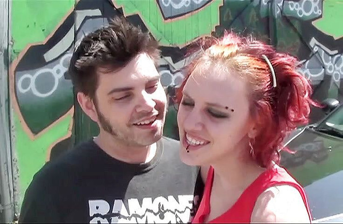 VOP Porno: ピアス赤毛叩かれ、口の中にスプレー