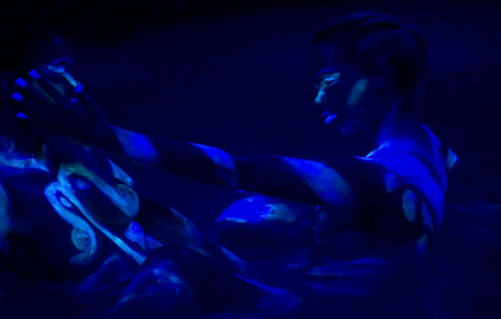 Radical Lesbian: mädchen mit fluoreszierender körperfarbe.