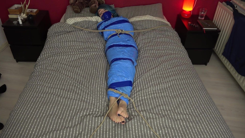 Restricting Ropes: Luna Grey - momifiée sur le lit